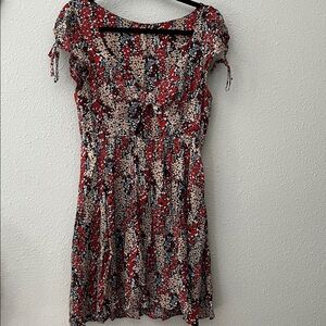 FREE PEOPLE BOHO Mini Dress in Floral Red and Black
Small Cut-Out in front
Sz S